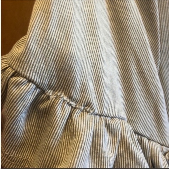 Francesca's Ruffle Detail Top Size Medium. - Picture 5 of 8